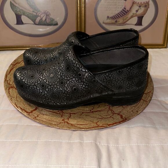 Dansko 40 9.5-10 Black Silver Medallion Patent Leather Professional Clogs - Picture 6 of 12